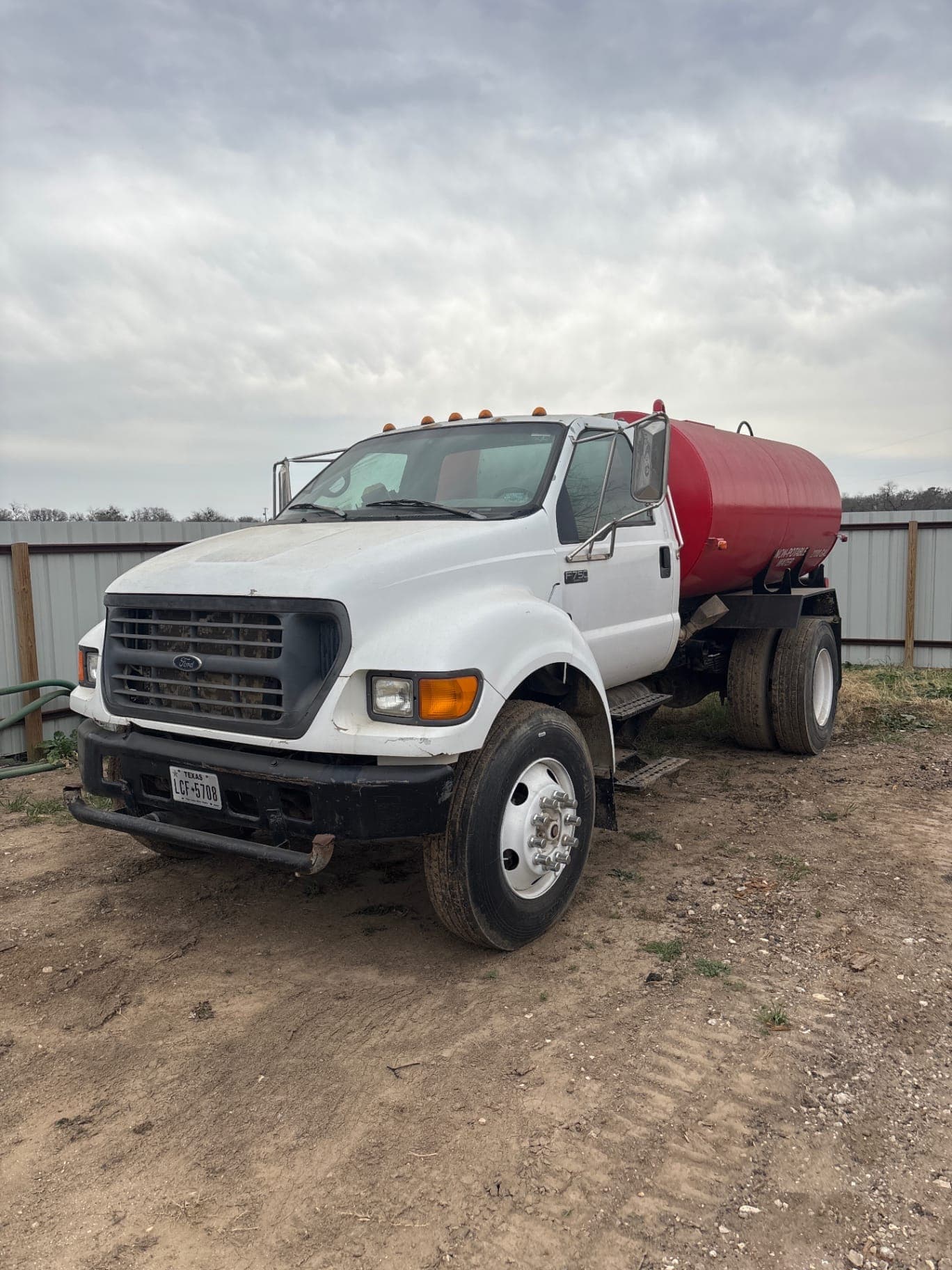 2000 Ford Ledwell f750 2000 gallon • 37000 Hours • Solid - Photo 1