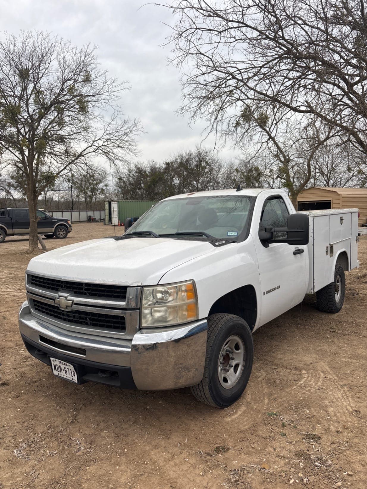 2008 Chevrolet 2500 with service bed • 343683 Hours - Photo 1